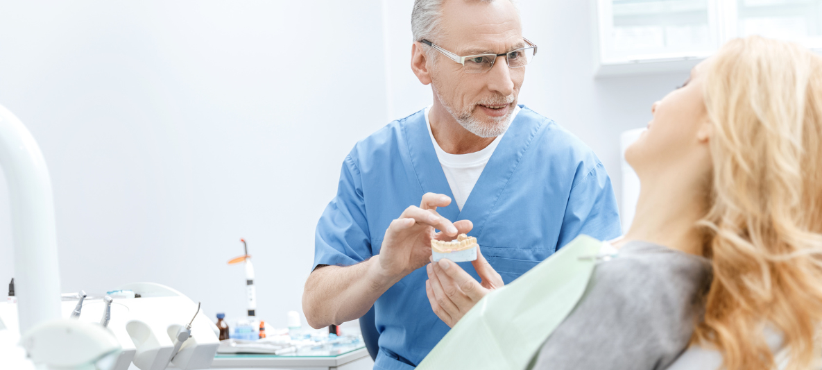 Zahnarzt bei Behandlung Zahnarzt behandelt Patientin